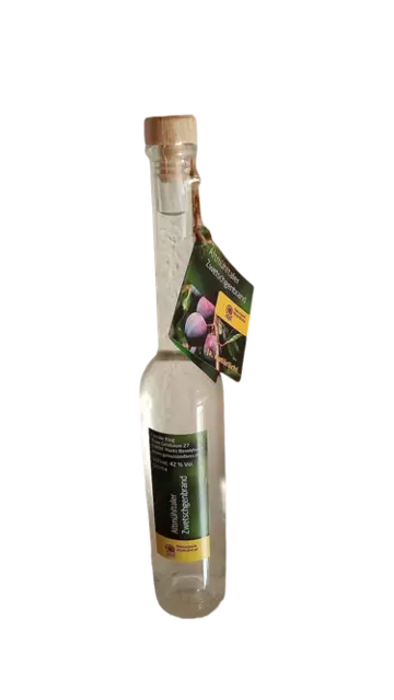 Altmühltaler Zwetschgenbrand Flasche mit hauptsächlich grünem Etikett und anebrachtem Info-Kärtchen.