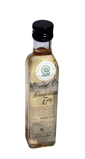 Holunderblütenessig Flasche gefüllt mit Essig. Marke des Naturparks im oberen Flaschenbereich über dem Etikett angebracht