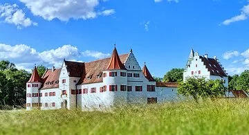 Jagdschloss Grünau Das Jagdschloss Grünau liegt östlich von Neuburg an der Donau im größten zusammenhängenden Auwaldgebiet Mitteleuropas inmitten grüner Wiesen und Bäume.
