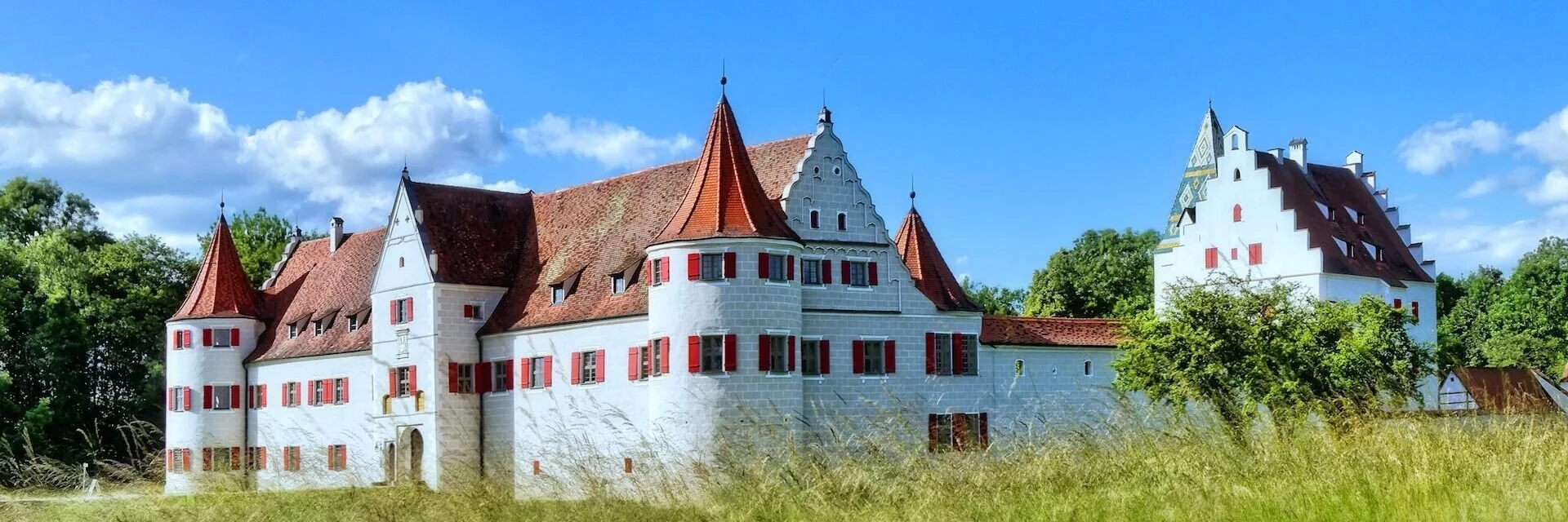 Das Jagdschloss Grünau liegt östlich von Neuburg an der Donau im größten zusammenhängenden Auwaldgebiet Mitteleuropas inmitten grüner Wiesen und Bäume.