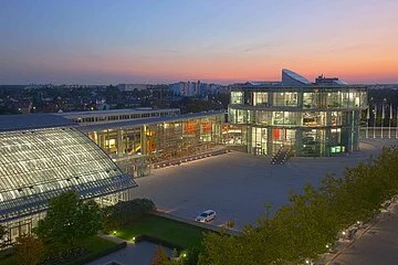 Audi Forum am Abend