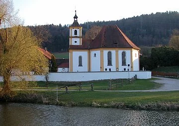 Wallfahrtskirche Griesstetten Wallfahrtskirche Griesstetten mit Friedhofsmauer und Altwasser im Vordergrund