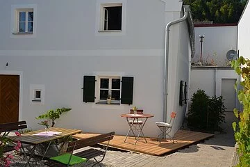 Außenbereich des Jurahaus Kinding. Tische und Stühle im Bereich vor dem Jurahaus