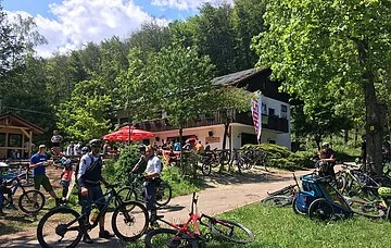 Talstation Außen Die idyllisch gelegene Talstation mit schönem Biergarten