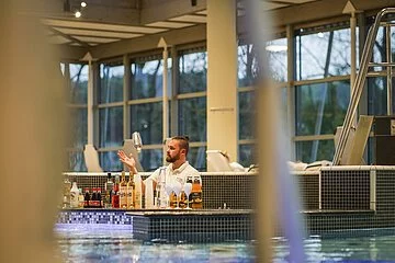 Barkeeper steht in der Wasserbar