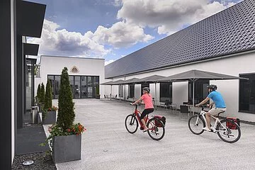 Deutschland, Bayern, Oberpfalz, Neumarkt, Museum für historische Maybach Fahrzeuge, Eingang, Fahrradfahrer, radfahren, ebikeengl. Germany, Bavaria, Upper Palatinate, Neumarkt, entrance museum for historical Maybach cars, cycling, cyclists, ebike, ebiking
