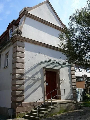 Jugendhaus Roth Außenfrontansicht des Jugenhauses in Roth. Ein schön restauriertes weißes Gebäude. Zur Eingangstür führt eine kleine Treppe hinauf.