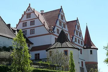 Blick auf das Schloss Ratibor in Roth mit grünen Hecken im Vordergrund.