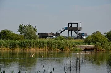 So bewundernswert ist sie Blick auf den Ausischtturm der Vogelinsel und die Vogelinsel mitten im See.