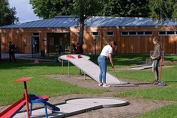 Minigolfer auf der Minigolfanlage in Oettingen