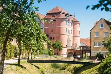 Blick auf das Rieder Tor mit davor verlaufender kleiner Wörnitz und einer Brücke über dieser