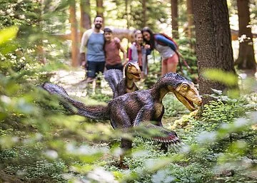 Dinosauriermuseum in Denkendorf Familie im Freien