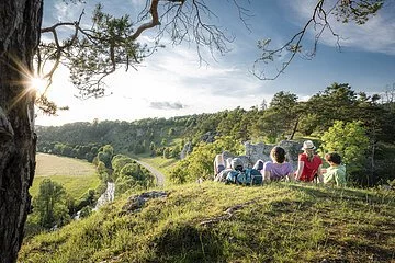 Wanderer bei den 12 Apostel bei Solnhofen