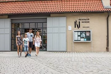 Besucher beim Verlassen des Museums.
