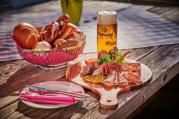 Brozeit im Biergarten des Landhotel Zur Jurahöhe