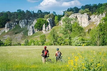 Radler unterwegs auf dem Altmühltal-Radweg bei Solnhofen