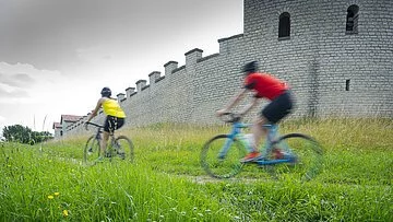 Gravelbiker am Kastell Pfünz