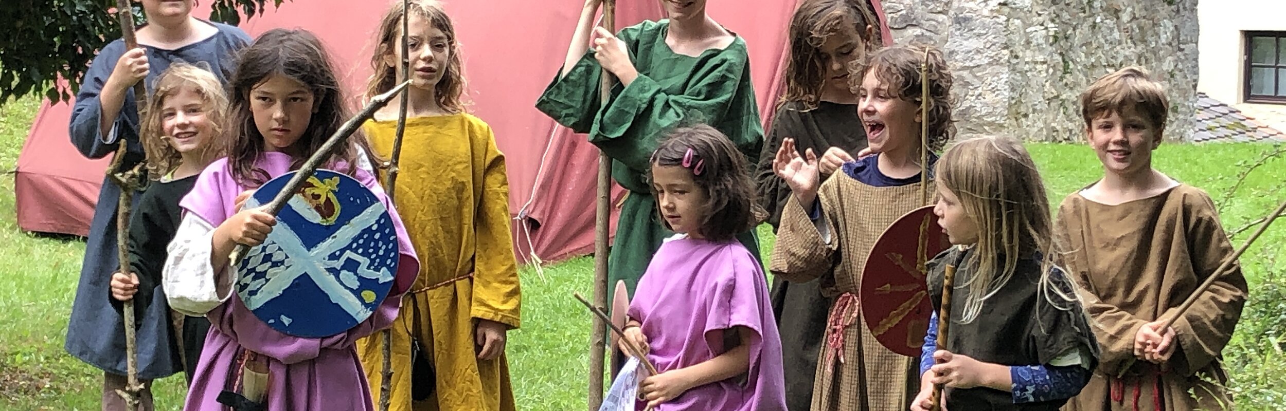 Kinder im Römerlager