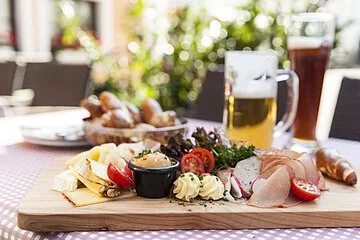 Brotzeit im Gams Biergarten