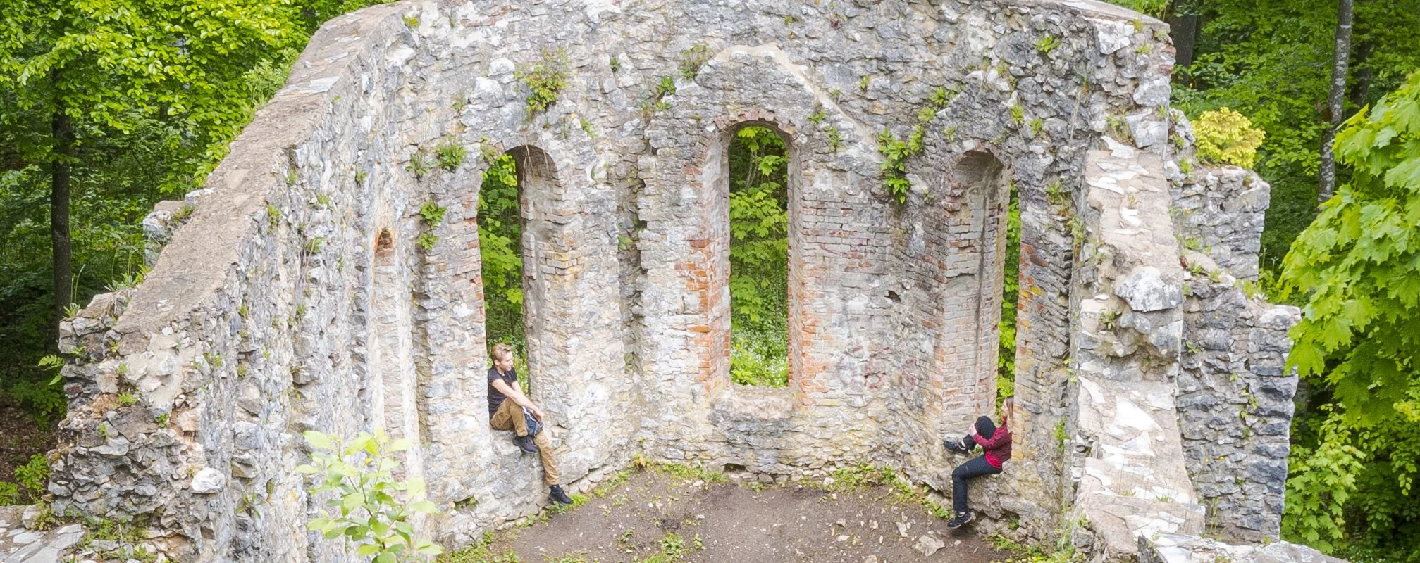 Die kleine Kirche 200 Meter südwestlich des Uhlberggipfels, auch Uhlbergkapelle genannt, wurde im Bauernkrieg  1525 verwüstet. Um die Ruine ranken sich zahlreiche Legenden, angeblich soll es dort spuken. Sie liegt zwischen Treuchtlingen und Wolferstadt.
Das Foto zeigt die Ruine von oben mit zwei Wanderern.