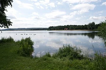 Angeln am Kleinen Brombachsee Blick auf den kleinen Brombachsee mit seinen grün bewachsenen Ufern.