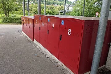 In acht, mit eigenem (Fahrrad-)Schloss, abschließbaren Boxen kann Ihr Fahrrad sicher eingeschlossen werden damit einer Erkundungstour in Riedenburg nichts mehr im Wege steht. Ebenfalls finden Sie in vier der acht Boxen Lademöglichkeiten für Ihr E-Bike.