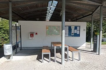 Neben der Fahrradstation am Marktplatz finden Sie zusätzlich eine „Fahrrad-Servicestation“ an der St. Anna Brücke in Riedenburg. Direkt am Radweg am Main-Donau-Kanal steht diese Servicestation rund um das Thema Radfahren für Sie bereit. Damit Sie sich einen ersten Überblick über die Region, verschiedene Rad(rund)touren und Riedenburg verschaffen können, finden Sie an dieser Station Informationstafeln. In acht, mit eigenem (Fahrrad-)Schloss, abschließbaren Boxen kann Ihr Fahrrad sicher eingeschlossen werden damit einer Erkundungstour in Riedenburg nichts mehr im Wege steht. Ebenfalls finden Sie in vier der acht Boxen Lademöglichkeiten für Ihr E-Bike. Als zusätzlicher Service steht Ihnen für kleine Reparaturen eine Fahrrad-Reparatur-Säule zur kostenlosen Nutzung zur Verfügung. Ruhebänke mit Blick auf den Kanal laden zum Entspannen und zum Pause machen ein und runden unsere „Fahrrad-Servicestation“ ab.