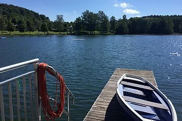 Ein Ruderboot auf dem Steg am Waldsee