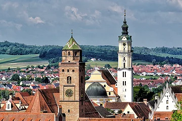 Donauwörth - Blick vom Schellenberg auf die historische Altstadt mit Tanzhaus, gotischem Liebfrauenmünster, barocker Kloster- und Wallfahrtskirche Heilig Kreuz und Fuggerhaus im Sommer