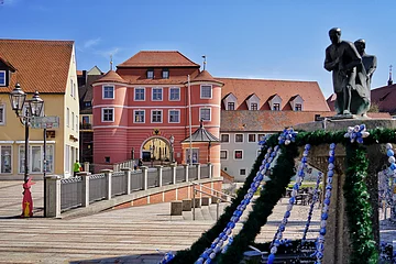 Donauwörth - der Fischerbrunnen österlich geschmückt auf der Altstadinsel Ried