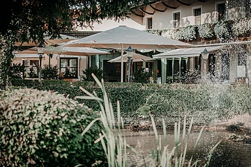 Außenbereich des Wellness- und Genusshotel Der Eisvogel