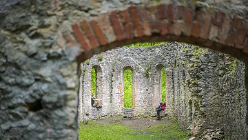 Sankt-Ulrichs-Kapelle auf dem Uhlberg Die kleine Kirche 200 Meter südwestlich des Uhlberggipfels, auch Uhlbergkapelle genannt, wurde im Bauernkrieg 1525 verwüstet. Um die Ruine ranken sich zahlreiche Legenden, angeblich soll es dort spuken. Sie liegt zwischen Treuchtlingen und Wolferstadt.
Das Foto zeigt zwei Wanderern, die in der Ruine in den Fensteröffnungen sitzen