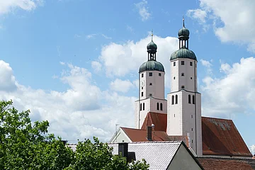 Stadtpfarrkirche St. Emmeram Blick auf die Türme der Stadtpfarrkirche mit weiß blauem Himmel