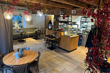Ein Raum mit Tischen und Stühlen und Dekoration im Café Paradeis in Eichstätt