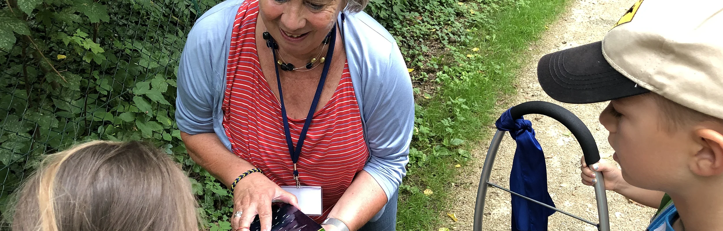 Bild zeigt ein Mädchen was mit der Hand erfühlen darf, was in der Schachtel ist