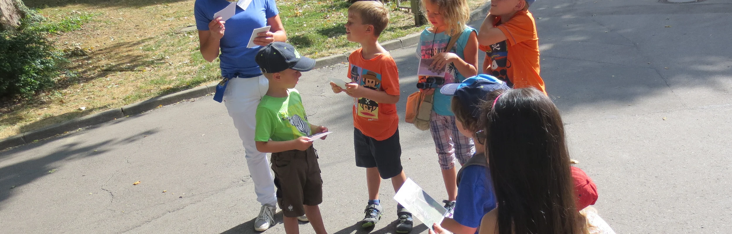 Kinder unterwegs mit einer Führerin.