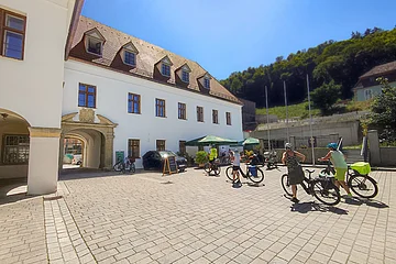 Eine Gruppe Radfahrer macht sich auf den Weg zur Schenke.