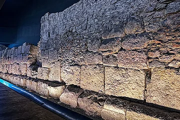 Reste der Legionslagermauer unter dem Regensburger Dachauplatz