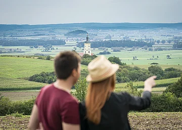 Aussicht an der Zeitpyramide Ein paar genießt die Aussicht an der Zeitpyramide.