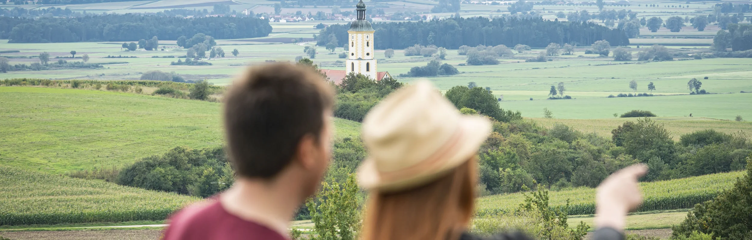 Ein paar genießt die Aussicht an der Zeitpyramide.