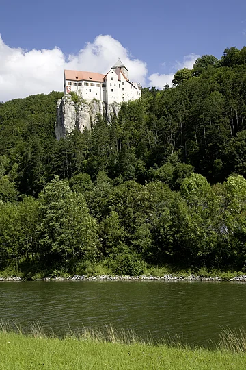 Pr_A_S¸dfassade Burg Prunn, Blick von Süden über die Altmühl auf die Burg