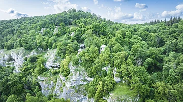 Tropfsteinhöhle Schulerloch Das Schulerloch liegt versteckt im Naturschutzgebiet mitten im Wald.