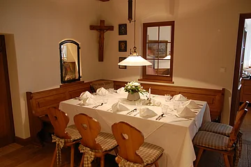 Ecktisch der traditionell mit Holzelementen verziert ist.