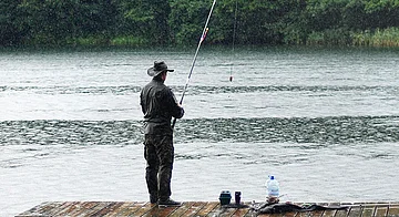 Ein Angler versucht frühmorgens sein Glück an der Donau.