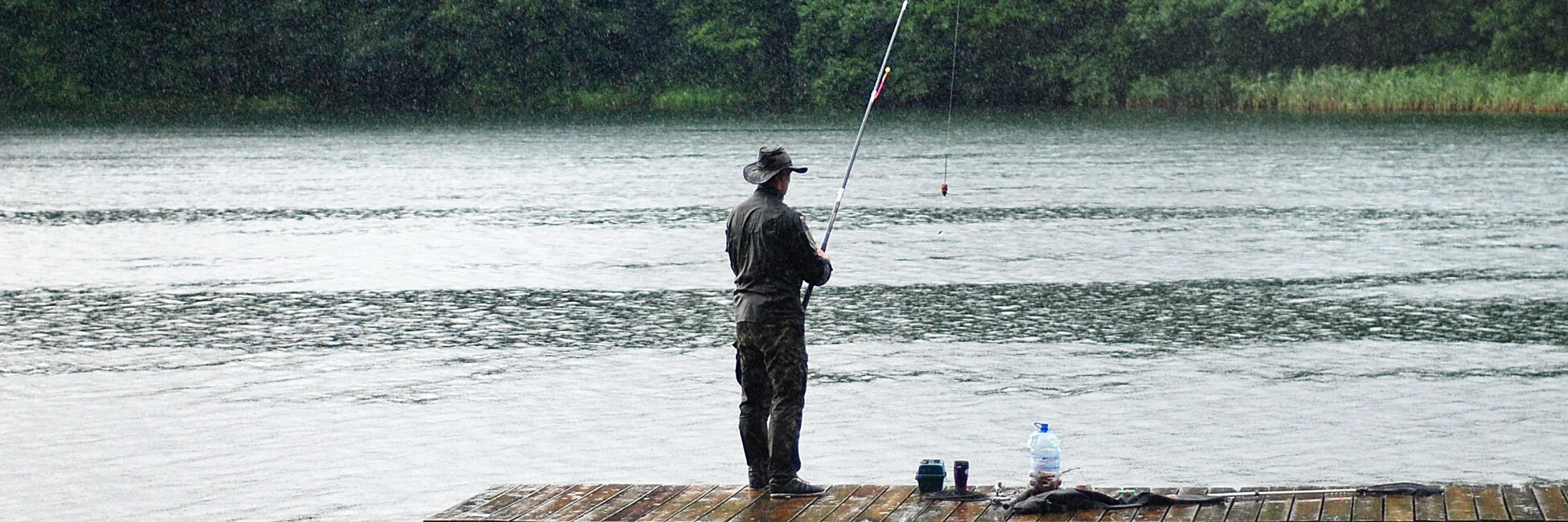 Ein Angler versucht frühmorgens sein Glück an der Donau.
