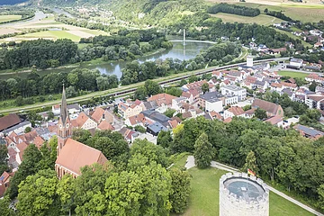 Luftbild vom Burgberg mit Blick in das Donautal.