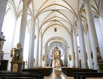 Blick auf den Taufstein und die Statue des Hl. Willibald im Eichstätter Dom