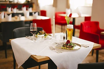 gedeckter Tisch Post Berching Das Essen und die Getränke sind schön auf dem gedeckten Tisch platziert.