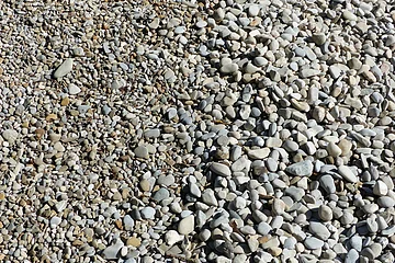 Eine Fläche mit vielen kleinen und mittelgroßen Kieselsteinen in verschiedenen Grautönen.