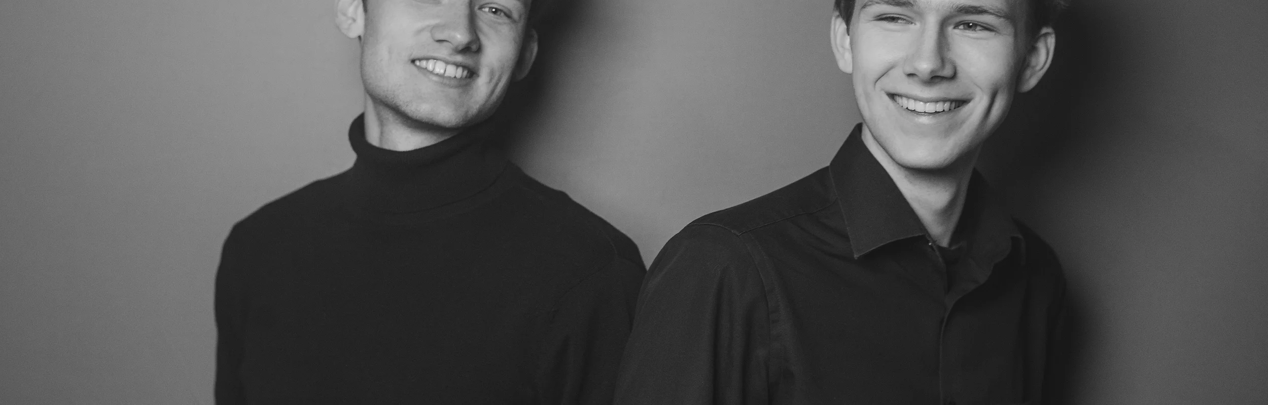 Die beiden Musiker Lionel und Damian Martin zusammenstehend